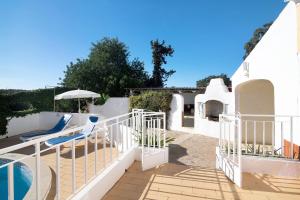 une villa avec piscine et une maison dans l'établissement Vila Caracol, à Guia