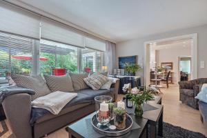 a living room with a couch and a table at 5 Sterne Fewo-Pausendomizil in Ebstorf