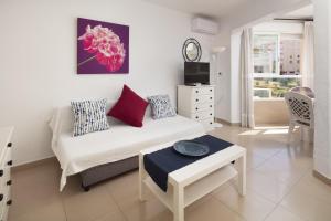a living room with a couch and a table at Estudio Bloque 89 in Torrox