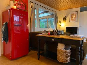 een kamer met een bureau en een rode koelkast bij rustig gelegen met prachtig vrij uitzicht over natuurgebied in Oude Willem