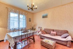 un salon avec un canapé et une table dans l'établissement La Coustouline, à Lacoste