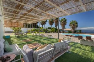 アデへにあるLa Casa del Caballoのパティオ(椅子、テーブル、プール付)