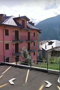 a pink apartment building with arrows pointing to theleft at La Casa di Allegra in Vione