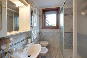 Koupelna v ubytování Appartamento Bormetti Paolo + 15 fotografií