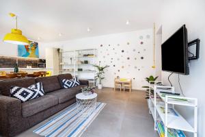 a living room with a couch and a tv at Casa sul Leno in Rovereto
