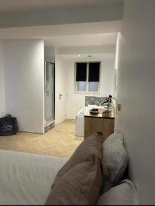 ein Wohnzimmer mit einem Bett und einer Küche in der Unterkunft SPA & Détente - Cocon romantique au coeur de Moulins in Moulins