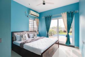 Ένα ή περισσότερα κρεβάτια σε δωμάτιο στο The Blue Orchard by StayJadeGardenPrivate Pool