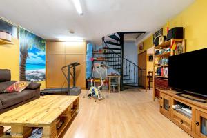 バルセキージョにあるBonita Casa Para El Relaxのソファとテレビのあるリビングルーム