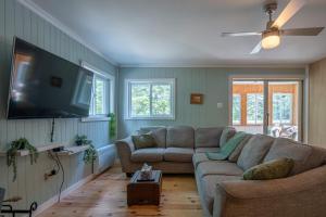 TV a/nebo společenská místnost v ubytování Pool table - Le chalet au bord du lac