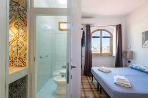 Villa Gaudì - Milà في سانت إيزيدورو: غرفة نوم بسرير ودش ومرحاض +24 صورة