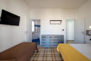 Villa Gaudì - Milà في سانت إيزيدورو: غرفة نوم بها سرير وتلفزيون على الحائط