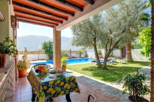 オルヒバにあるCasa Encantadora by Vintage Travelのプールを望むパティオ(テーブル付) +24枚の写真