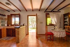 オルヒバにあるCasa Encantadora by Vintage Travelのカウンターとテーブル付きのキッチンが備わります。