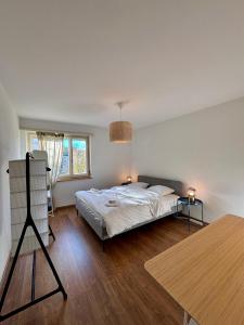 เตียงในห้องที่ Simple and Warm on Köschenrütistrasse