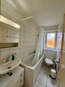 ห้องน้ำของ Simple and Warm on Köschenrütistrasse