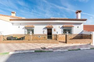 BenamocarraにあるVilla Cañeteの木塀白家