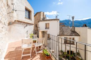 un balcon avec deux chaises et une table dans l'établissement Ca La Germandat Paüls, à Paúls