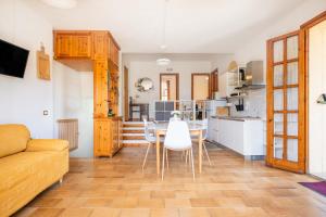 eine Küche und ein Wohnzimmer mit Tisch und Stühlen in der Unterkunft Villa Costa Paradiso del Sud in Costa Rei