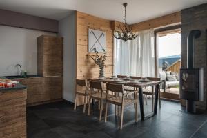 Una cocina y un comedor con mesa y sillas. en Apartamenty nad jeziorem, Czorsztyn - Kluszkowce, en Czorsztyn