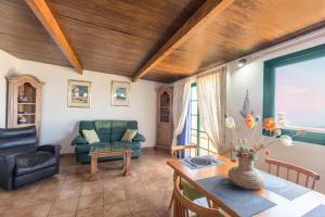 ein Wohnzimmer mit Sofa und Tisch in der Unterkunft Apartamento B Armonia Rural in Granadilla de Abona