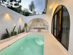 une piscine intérieure dans une maison avec un spa dans l'établissement Canggu Villas Yogyakarta, à Ngaglik