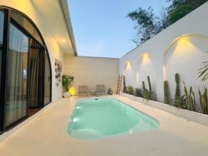 une piscine au milieu d'une maison dans l'établissement Canggu Villas Yogyakarta, à Ngaglik