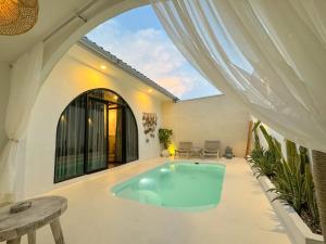 une piscine dans une maison avec une baignoire dans l'établissement Canggu Villas Yogyakarta, à Ngaglik