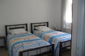 Dos camas una al lado de la otra en un dormitorio. en Gite Ferme des Rosières, en La Garde-Adhémar 4 fotos más