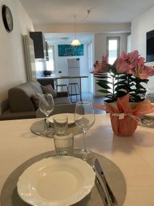 a table with two glasses and a plate on it at Appartamento Iris in Mori