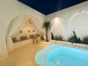 Cette chambre comprend une salle de bains pourvue d'une grande baignoire. dans l'établissement Canggu Villas Yogyakarta, à Ngaglik