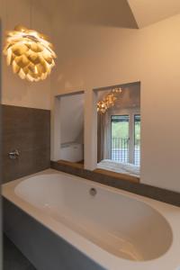 Koupelna v ubytování Freistehendes Ferienhaus Renkenmühle näher kann man am Wasser nicht wohnen + 44 fotografií