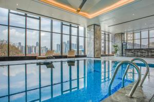 Kolam renang di atau dekat dengan C Plaza Hotel