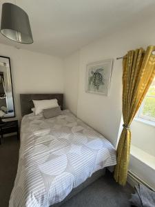 シャーボーンにあるBritannia innのベッドと窓のある寝室 +20枚の写真