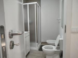 Un baño blanco con inodoro y ducha. en Apartment in Semeador, en Portalegre 31 fotos más