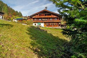 a large wooden house on top of a hill at Uriges Bauernhaus Achtzehn53 in Oberau