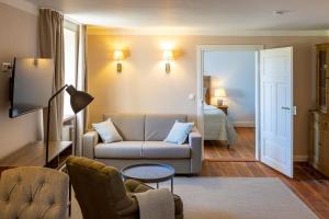 a living room with a couch and a table at Schlossbrauerei Langenburg in Langenburg