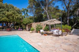 Bazén v ubytování Bastide Lou Pèbre D’aï nebo v jeho okolí