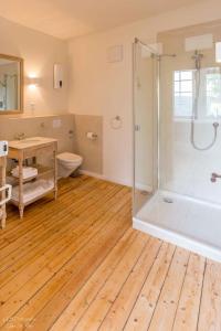 ランゲンブルクにあるApartment Barockgartenのシャワー、トイレ、洗面台を備えたバスルーム