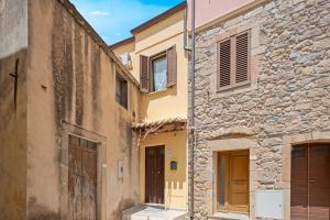 an alley in an old town with two buildings at Turre in Scano Montiferro