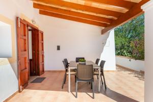 una sala da pranzo con tavolo e sedie di Ca Ses Celleres a La Mola