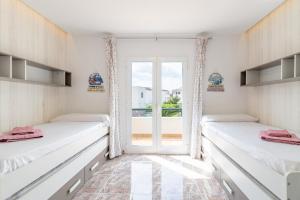 アルクーディアにあるCuentameのベッドが2つと窓のある部屋 +17枚の写真