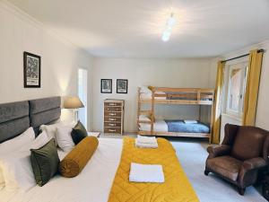 un dormitorio con una cama y una litera en Alpine Chalet with Mountain Views, en Les Gets