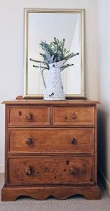 un jarrón sentado en la parte superior de un tocador con un espejo en Alpine Chalet with Mountain Views, en Les Gets