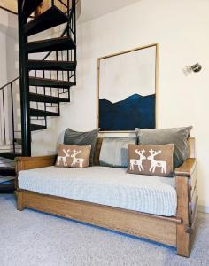 Una cama con almohadas en una habitación. en Alpine Chalet with Mountain Views, en Les Gets