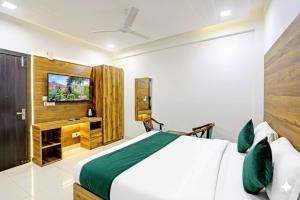 TV a/nebo společenská místnost v ubytování Bellamount Hotel near Delhi Airport + 37 fotografií