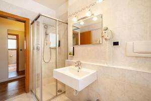 Koupelna v ubytování Gartenheim App Leonhard + 14 fotografií