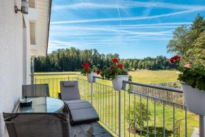 un balcon avec une table, des chaises et une clôture dans l'établissement Haus Rosengarten, à Friedenweiler