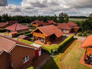 een uitzicht op een huis met bij Ferienhaus Auszeit am See in Walchum