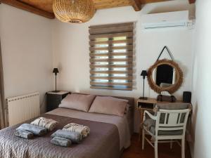 Un dormitorio con una cama, un escritorio y un espejo. en Kydippi Kea Villa, en Korissia 42 fotos más