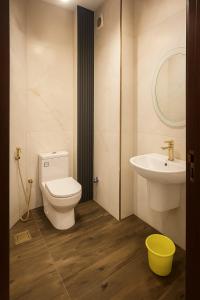 une salle de bain avec toilettes et lavabo dans l'établissement شاليه البرادايس 26 في درة العروس, à Durat Alarous